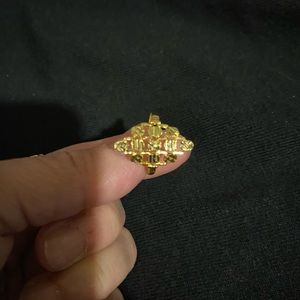 Women’s ring 18 k real saudi gold .